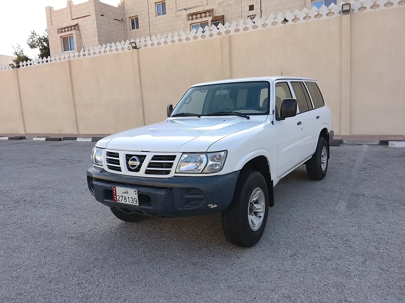 نيسان باترول 2004 عادي 350,000 كم 6 سلندر دفع رباعي اس يو في أبيض