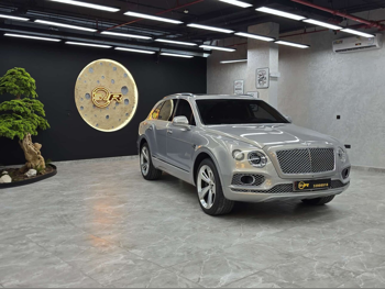 بنتلي  بينتايجا  2017  اوتوماتيك  125,000 كم  12 سلندر  دفع رباعي  اس يو في  فضي