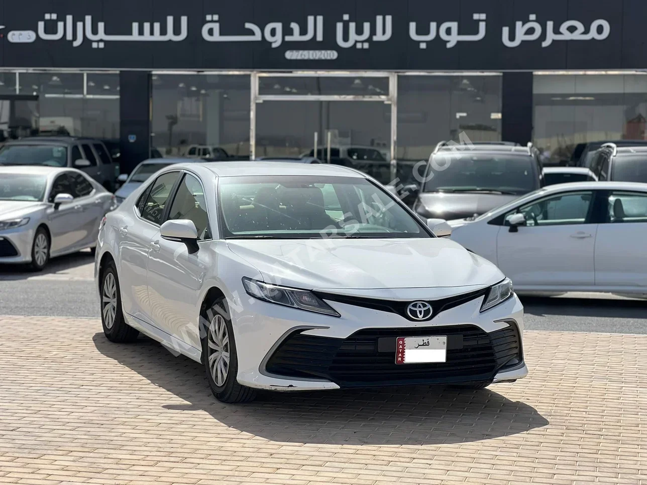 تويوتا كامري أل اي 2022 اوتوماتيك 145,000 كم 4 سلندر سحب امامي سيدان أبيض