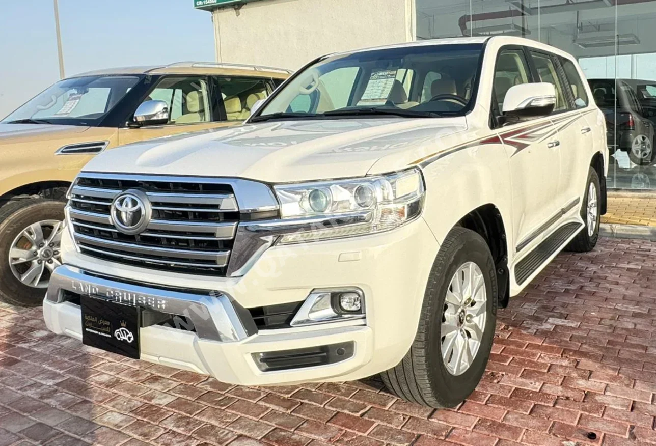 Toyota  Land Cruiser  GXR  2018  Automatic  226,000 Km  8 Cylinder  Four Wheel Drive (4WD)  SUV  White