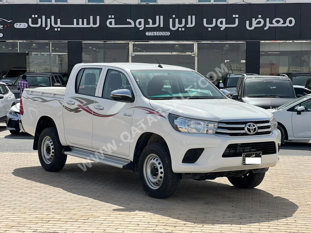 تويوتا هاي لوكس 2025 اوتوماتيك 32,000 كم 4 سلندر دفع رباعي بيكب أبيض تحت الضمان