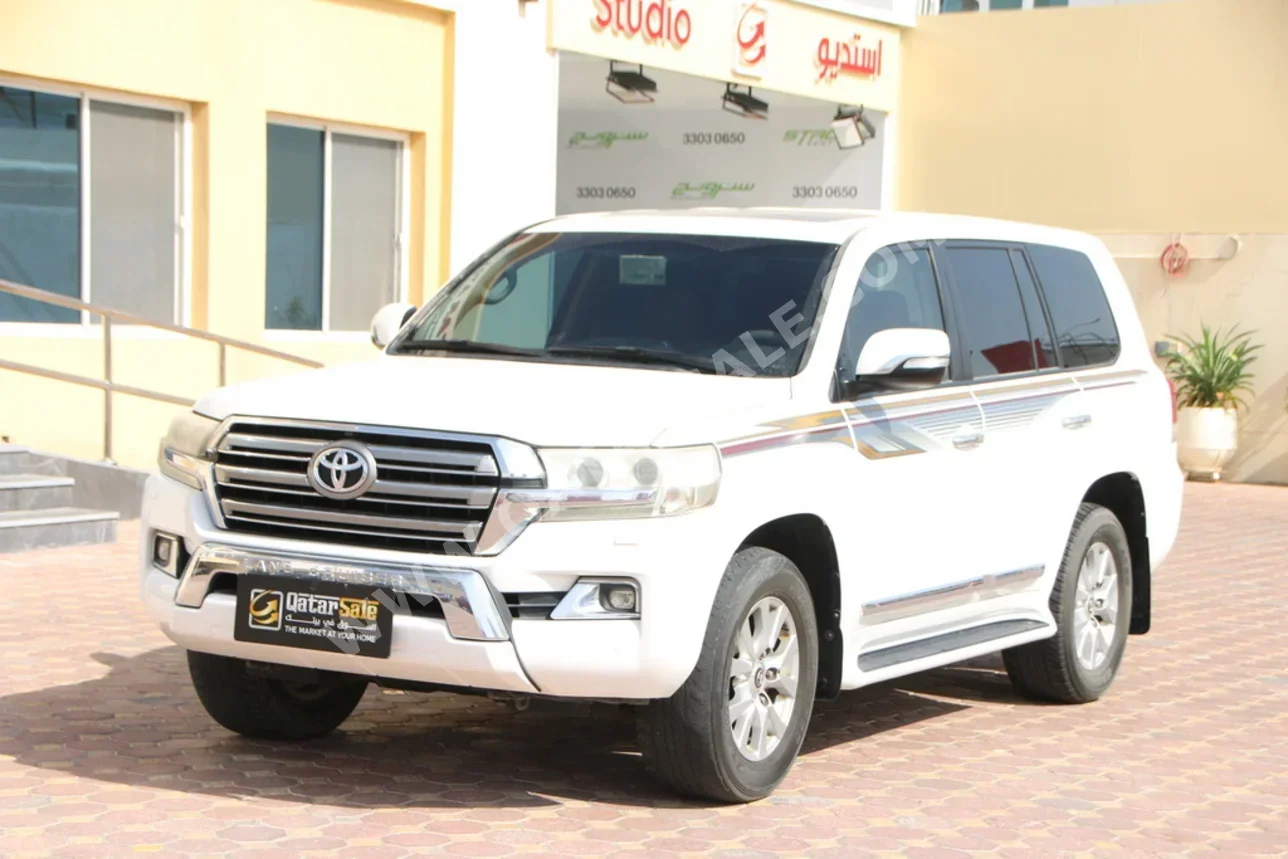 Toyota Land Cruiser GXR 2016 Automatic 468,000 Km 8 Cylinder Four Wheel Drive (4WD) SUV White