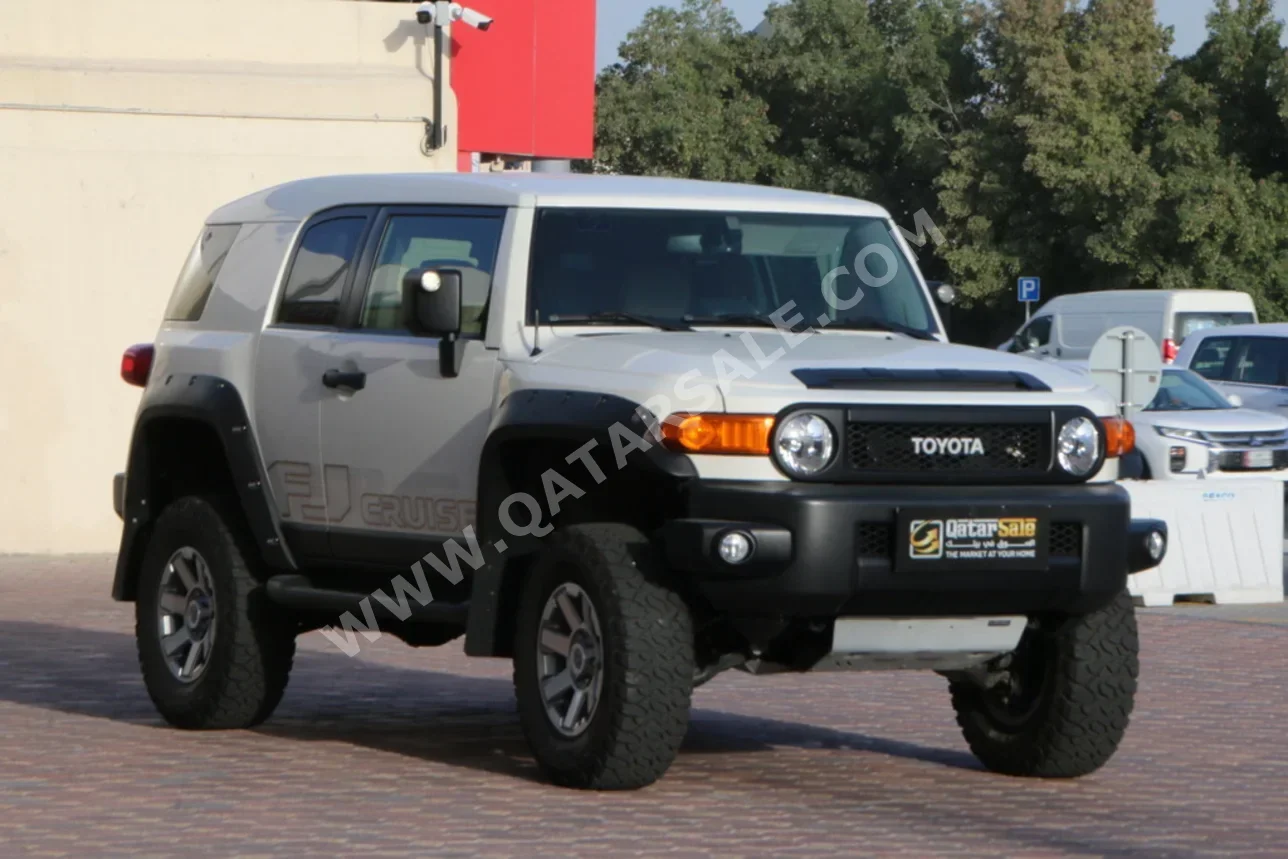 Toyota  FJ Cruiser  2022  Automatic  35,000 Km  6 Cylinder  Four Wheel Drive (4WD)  SUV  White
