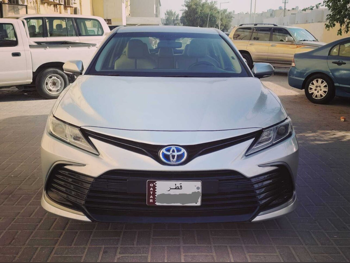 تويوتا  كامري  هايبرد  2022  اوتوماتيك  315,000 كم  4 سلندر  سحب امامي  سيدان  فضي