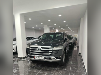 Toyota  Land Cruiser  GXR  2025  Automatic  490 Km  6 Cylinder  Four Wheel Drive (4WD)  SUV  Black  With Warranty