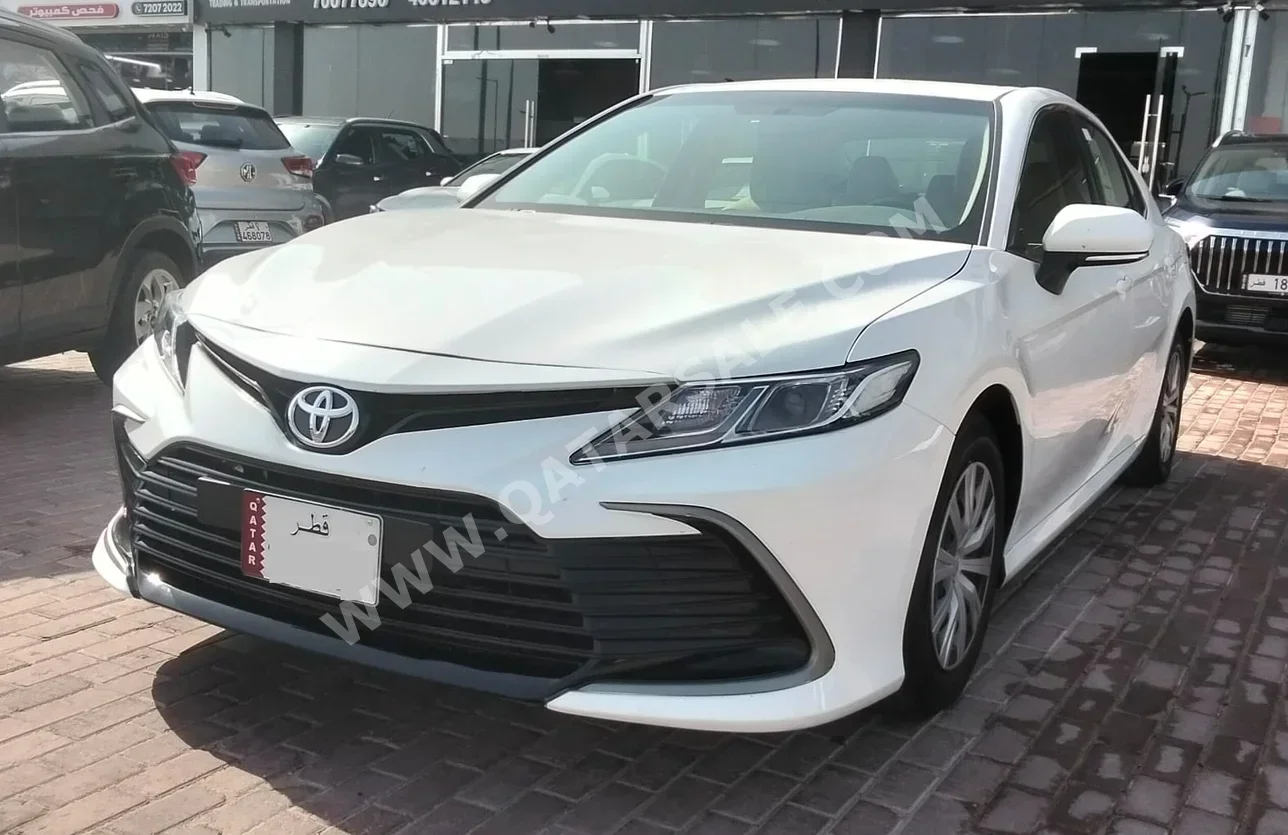 تويوتا كامري أل اي 2023 اوتوماتيك 57,000 كم 4 سلندر سحب امامي سيدان أبيض تحت الضمان