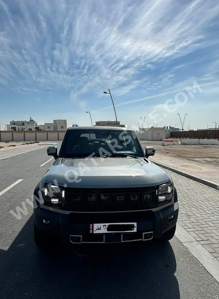 Jetour  T2  2025  Automatic  43,000 Km  4 Cylinder  Four Wheel Drive (4WD)  SUV  Gray  With Warranty