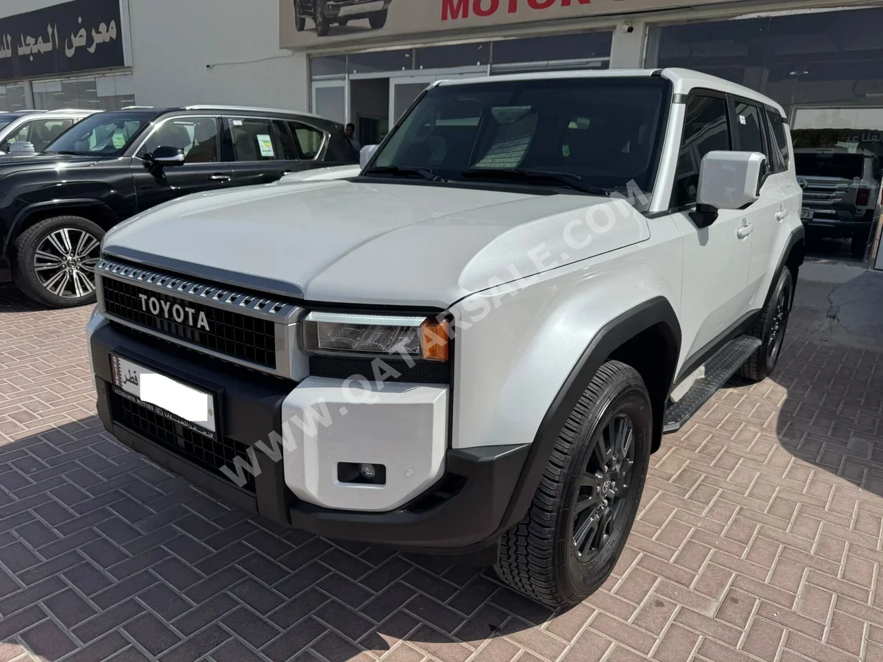 تويوتا  برادو  2025  اوتوماتيك  9,000 كم  6 سلندر  دفع رباعي  اس يو في  أبيض  تحت الضمان