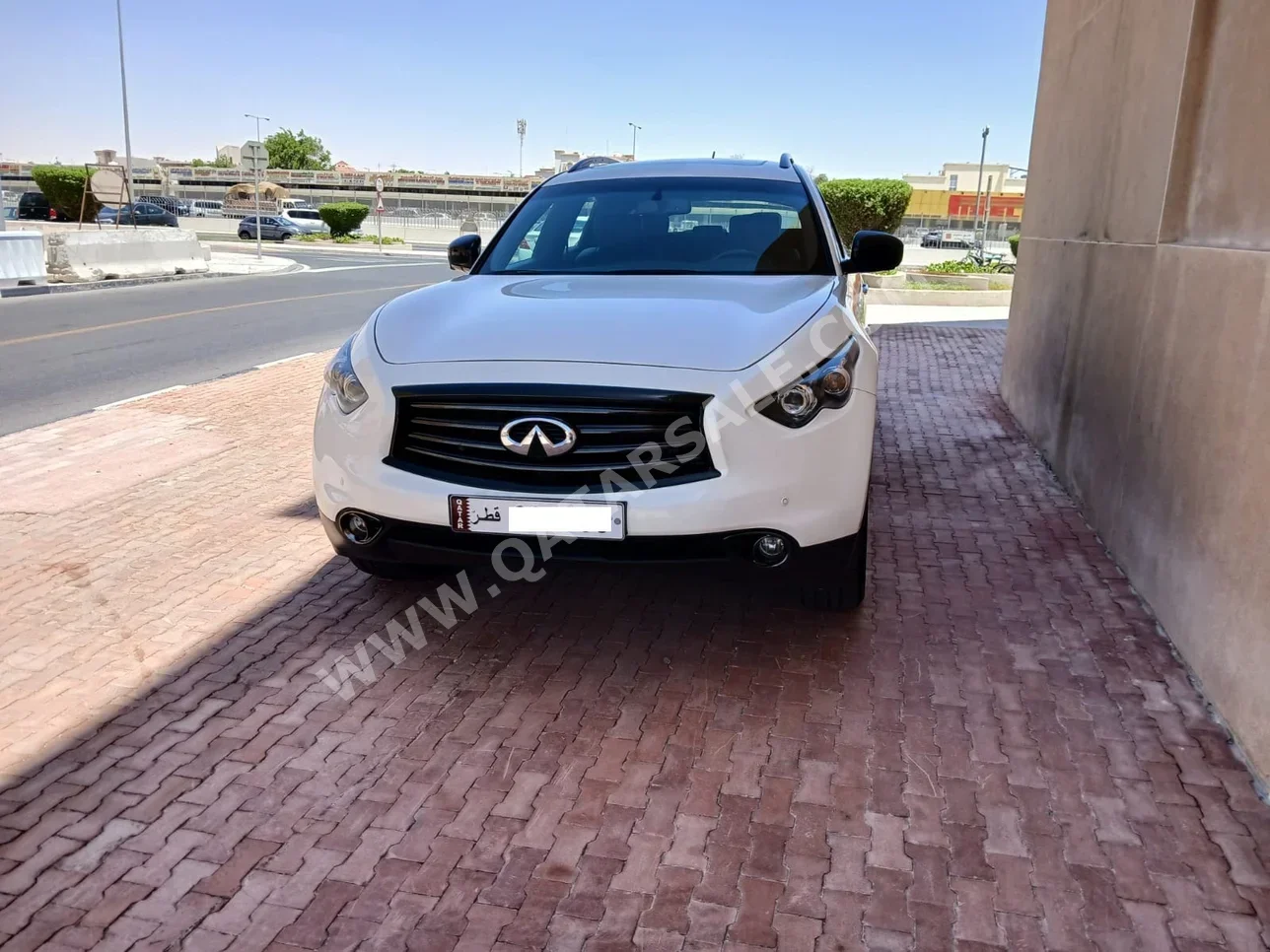 Infiniti  QX  70  2015  Automatic  160,000 Km  6 Cylinder  All Wheel Drive (AWD)  SUV  White