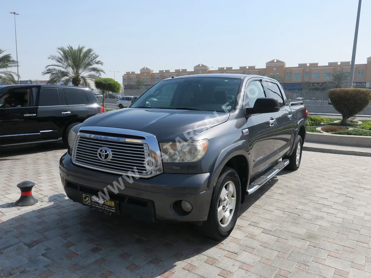 Toyota  Tundra  2012  Automatic  200,000 Km  8 Cylinder  Four Wheel Drive (4WD)  Pick Up  Gray