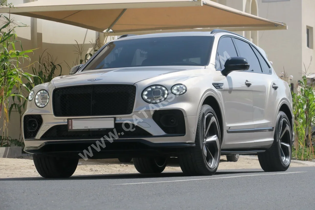 Bentley  Bentayga  S  2022  Automatic  39,000 Km  8 Cylinder  All Wheel Drive (AWD)  SUV  Gold