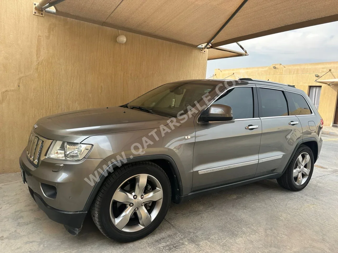 Jeep  Grand Cherokee  Limited Edition  2012  Automatic  180,000 Km  8 Cylinder  Four Wheel Drive (4WD)  SUV  Gray