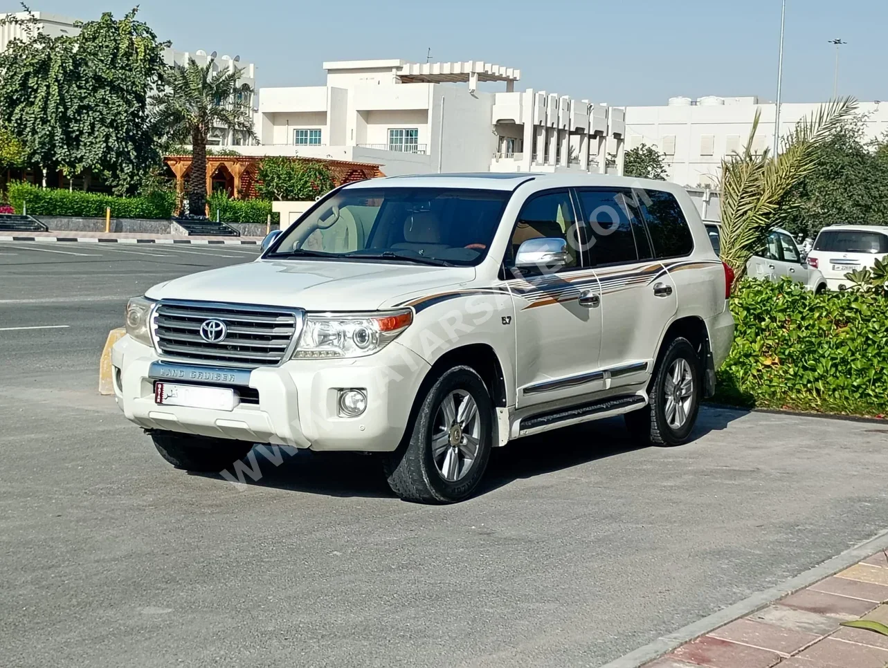 Toyota  Land Cruiser  VXR  2012  Automatic  290,000 Km  8 Cylinder  Four Wheel Drive (4WD)  SUV  White
