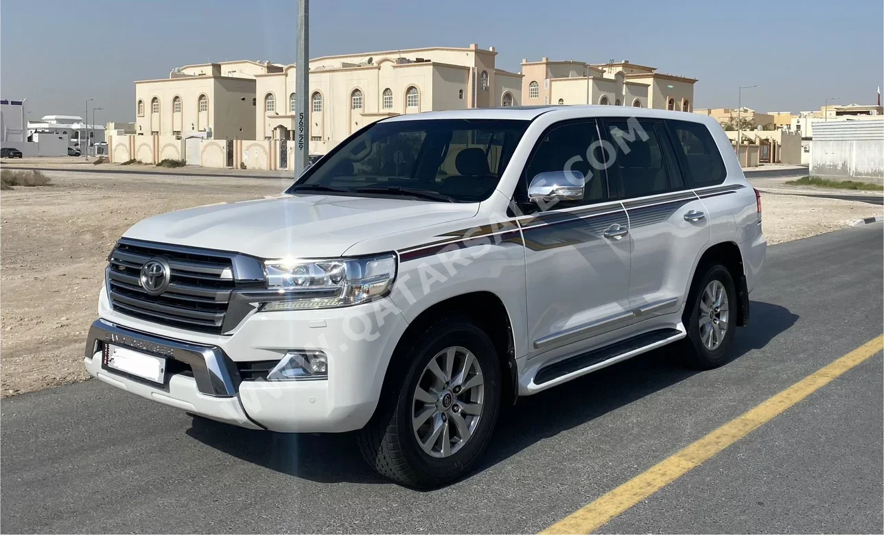 Toyota  Land Cruiser  GXR  2016  Automatic  265,000 Km  8 Cylinder  Four Wheel Drive (4WD)  SUV  White
