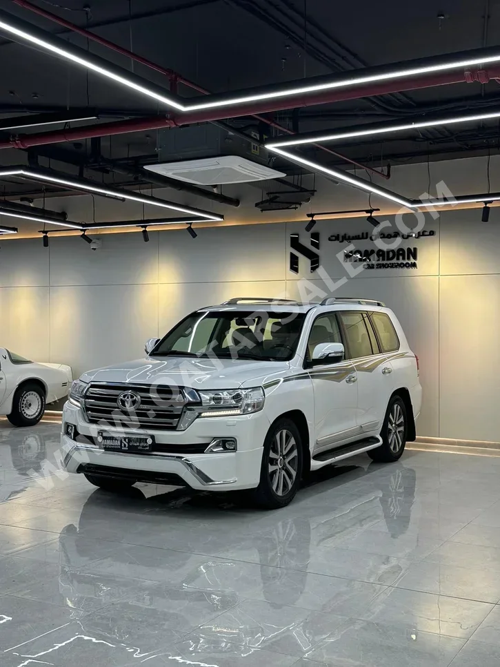 Toyota  Land Cruiser  VXS  2016  Automatic  303,000 Km  8 Cylinder  Four Wheel Drive (4WD)  SUV  White