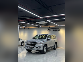 Toyota  Land Cruiser  GXR  2016  Automatic  317,000 Km  8 Cylinder  Four Wheel Drive (4WD)  SUV  Silver