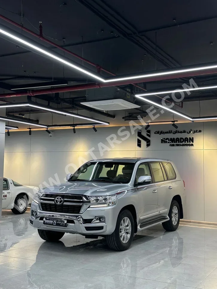 Toyota  Land Cruiser  GXR  2016  Automatic  317,000 Km  8 Cylinder  Four Wheel Drive (4WD)  SUV  Silver
