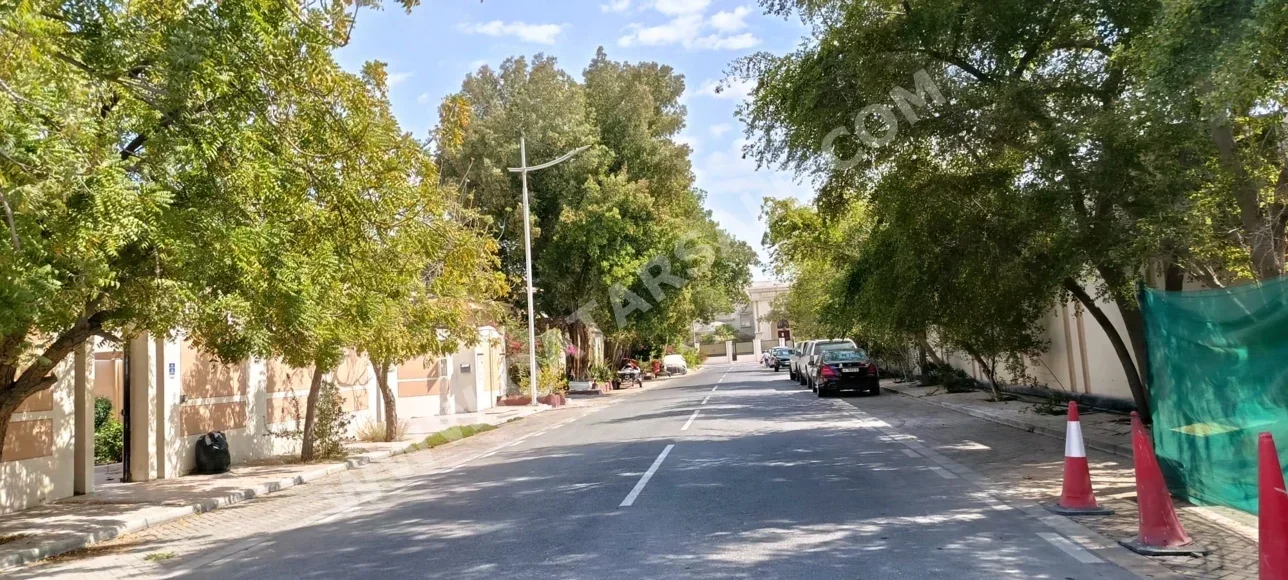 Family Residential  - Not Furnished  - Doha  - Onaiza  - 8 Bedrooms