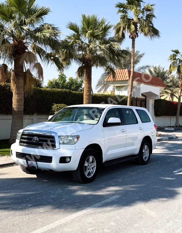 تويوتا سكويا 2016 اوتوماتيك 188,000 كم 8 سلندر دفع رباعي اس يو في أبيض تحت الضمان