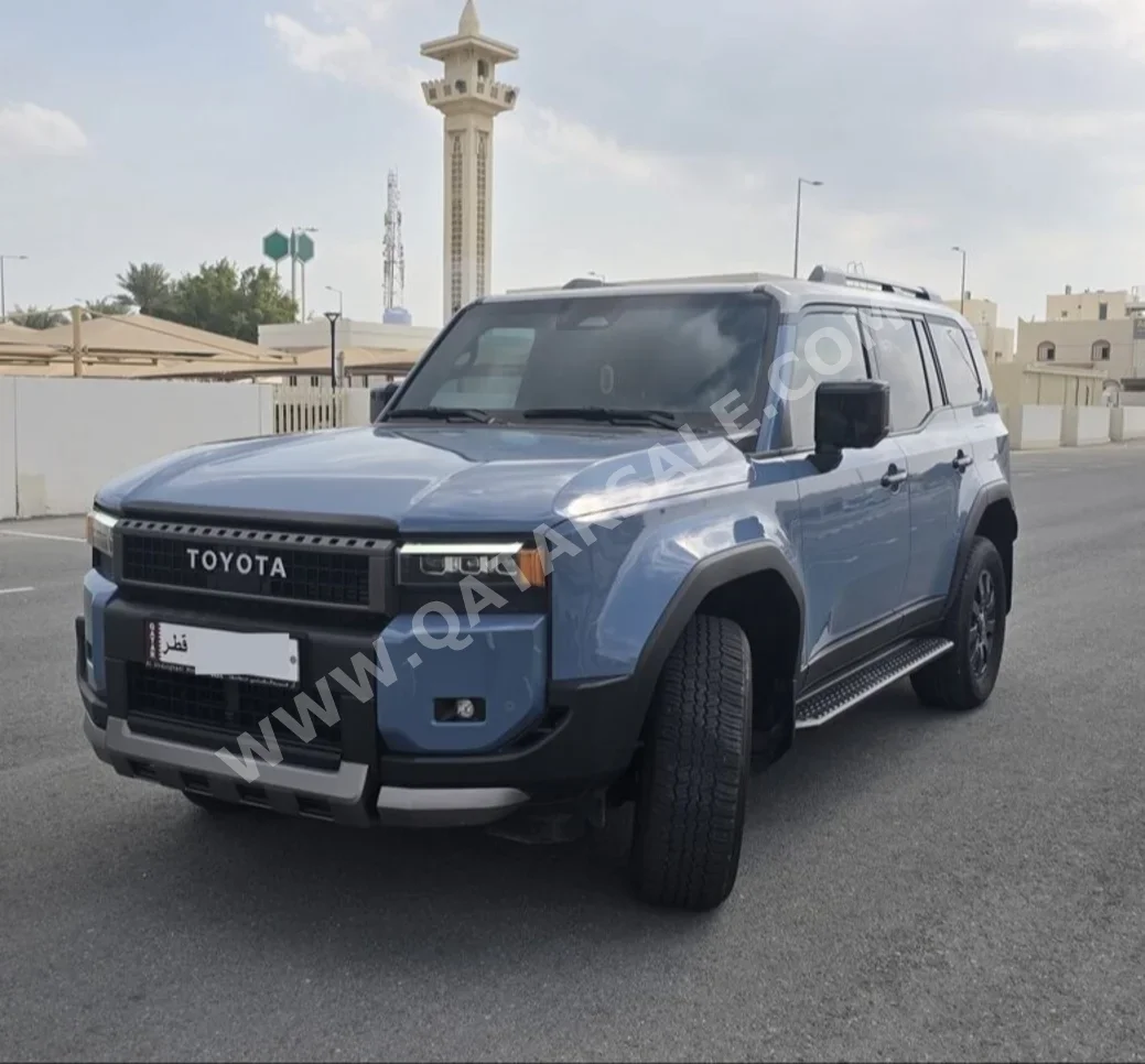 تويوتا  برادو  تي اكس تيربو  2025  اوتوماتيك  22,600 كم  4 سلندر  دفع رباعي  اس يو في  أزرق و أبيض  تحت الضمان