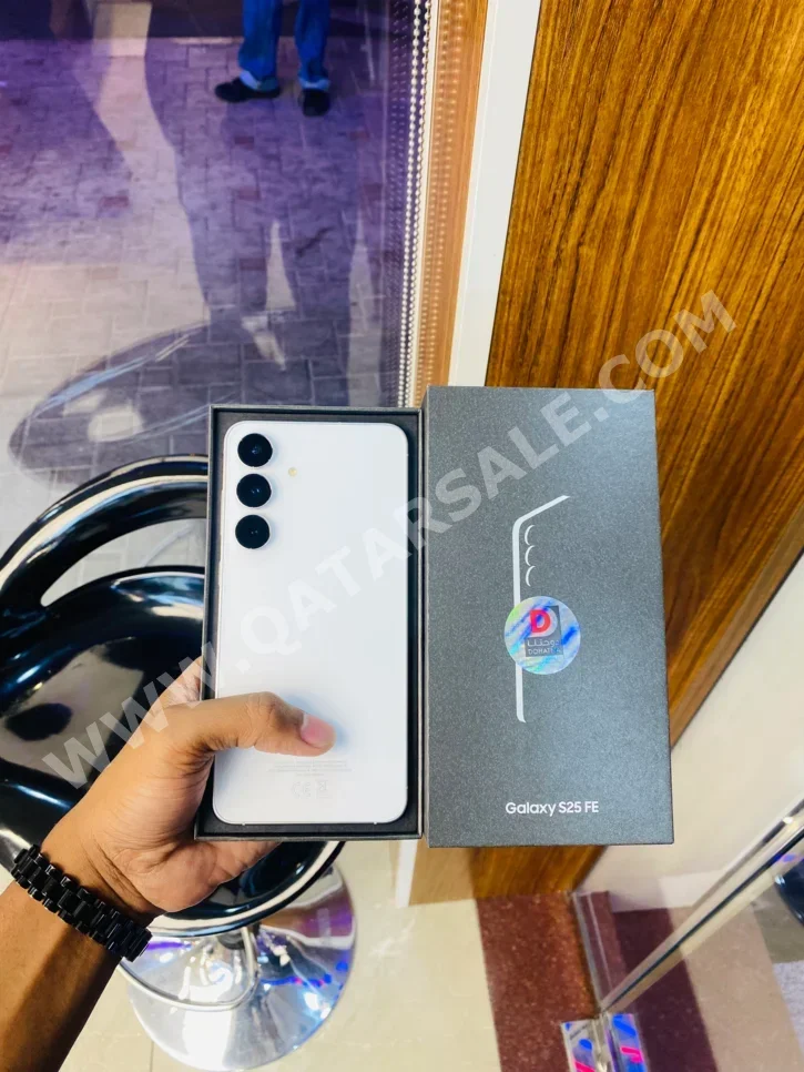 Mobile Phones Samsung  - Galaxy S  - 10 (5G)  - White  - 256 GB