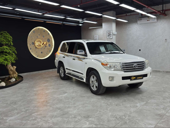 تويوتا  لاند كروزر  في اكس ار  2014  اوتوماتيك  293,000 كم  8 سلندر  دفع رباعي  اس يو في  أبيض