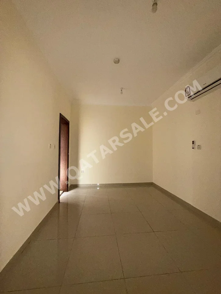 Family Residential  - Not Furnished  - Al Rayyan  - Izghawa  - 7 Bedrooms