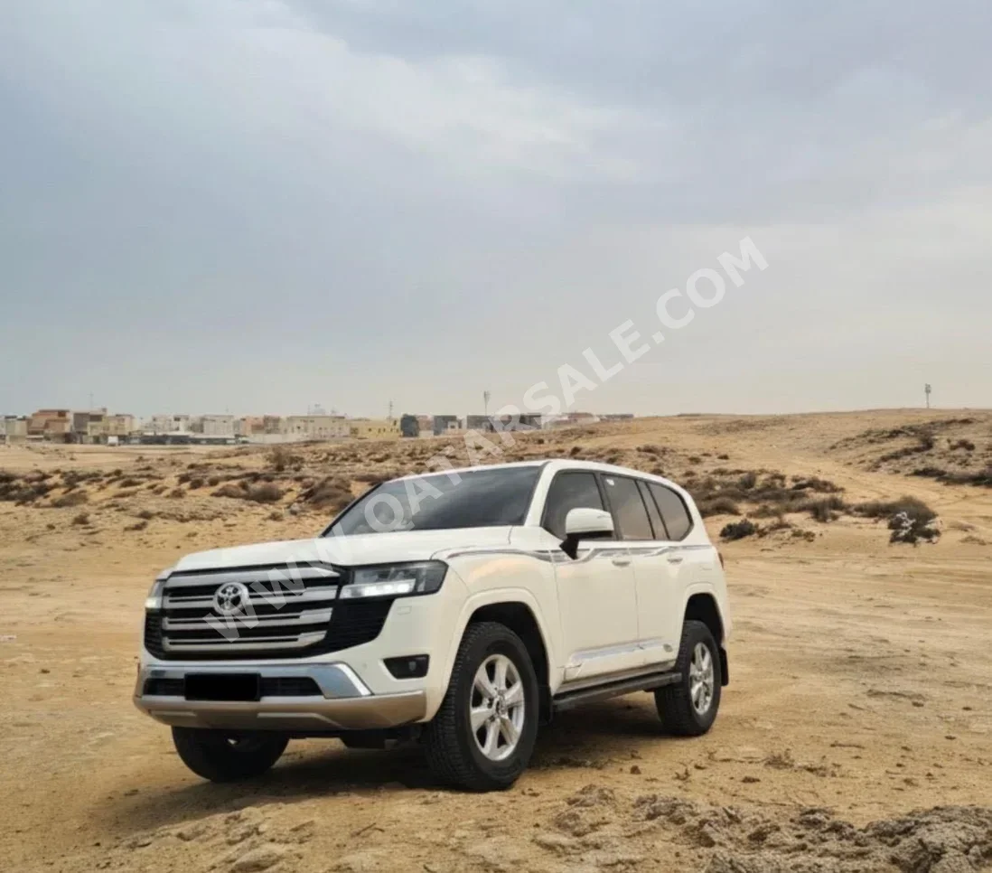 تويوتا لاند كروزر جي اكس ار 2022 اوتوماتيك 77,000 كم 6 سلندر دفع رباعي اس يو في أبيض