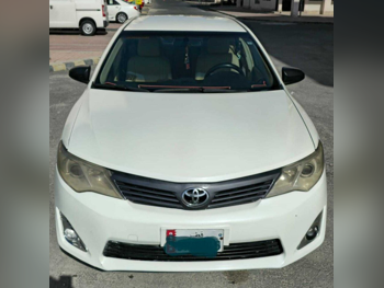 تويوتا  كامري  جي ال  2013  اوتوماتيك  256,000 كم  4 سلندر  سحب امامي  سيدان  أبيض