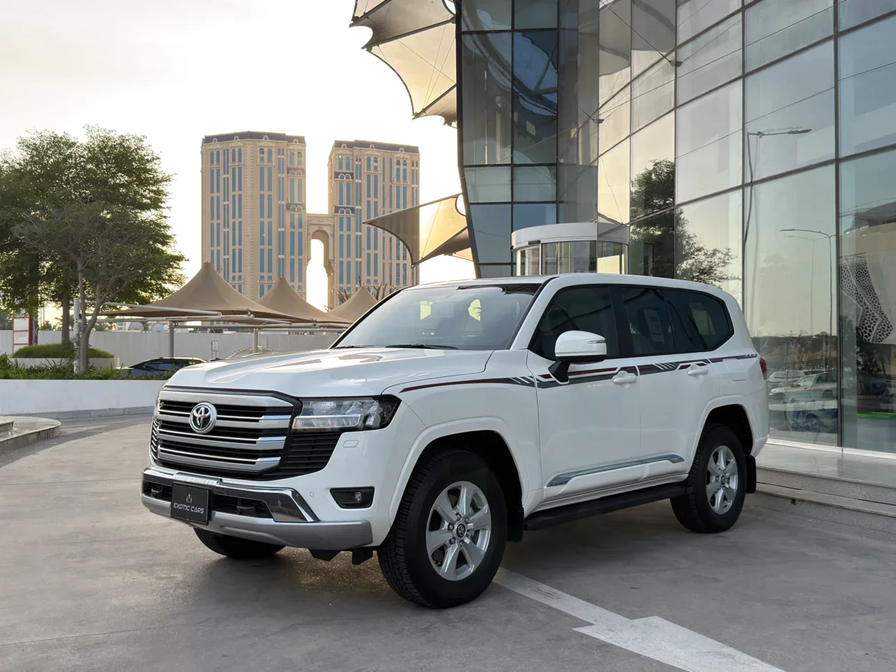 تويوتا  لاند كروزر  جي اكس ار  2025  اوتوماتيك  4,300 كم  6 سلندر  دفع رباعي  اس يو في  أبيض  تحت الضمان