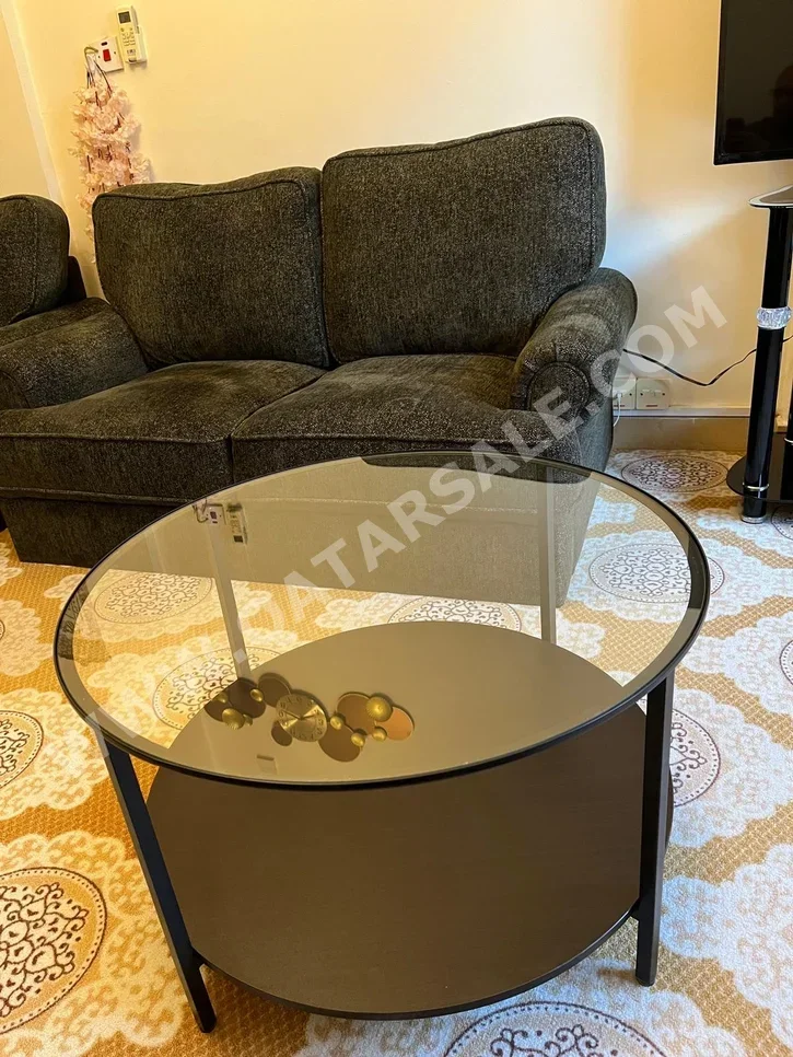 الطاولات والخزائن الجانبية طاولة قهوة وسط  - ايكيا  - زجاج  - أسود