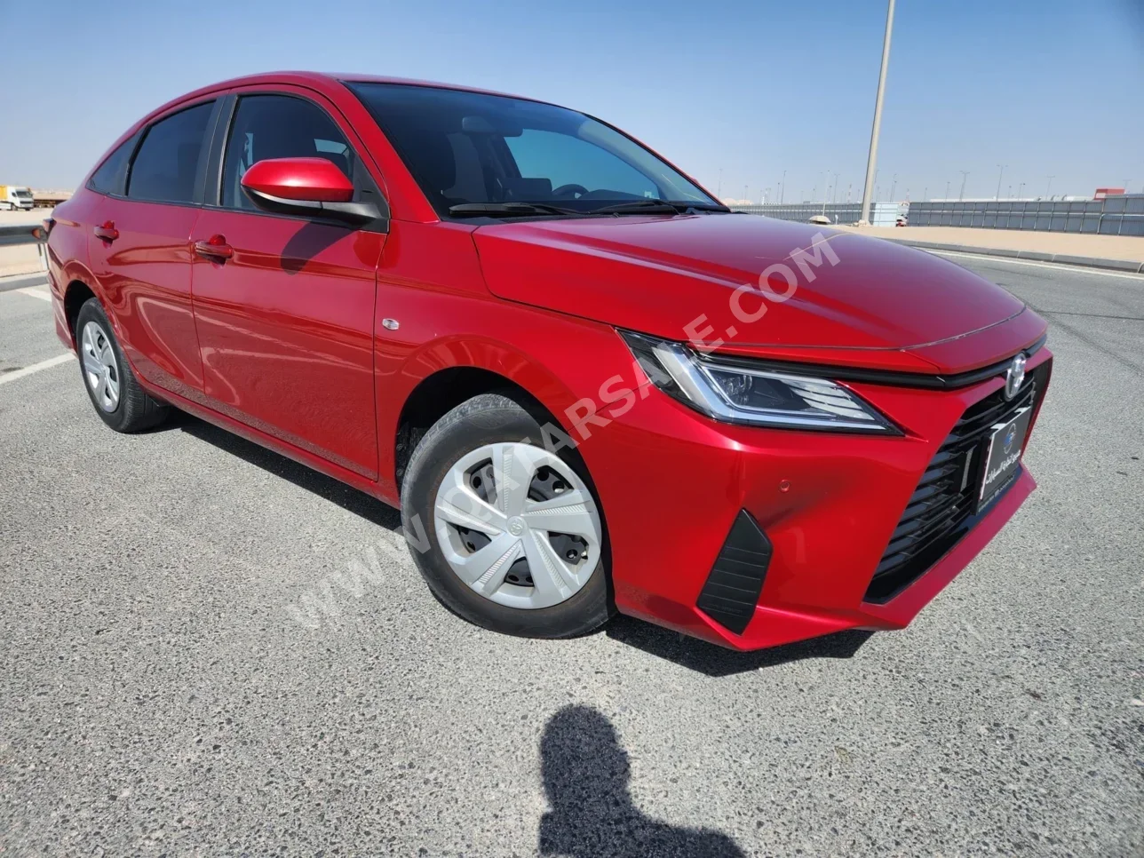 تويوتا ياريس 2024 اوتوماتيك 39,800 كم 4 سلندر سحب امامي سيدان أحمر تحت الضمان