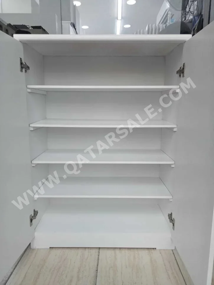 رفوف وخزانات الأحذية