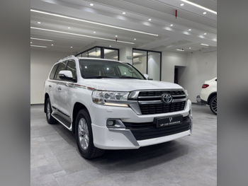 Toyota  Land Cruiser  GXR  2018  Automatic  213,000 Km  8 Cylinder  Four Wheel Drive (4WD)  SUV  White