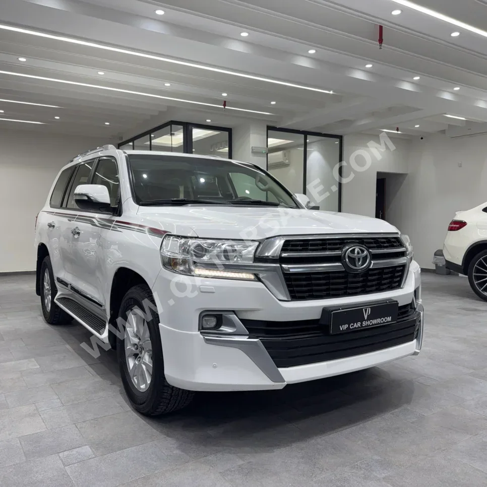 Toyota  Land Cruiser  GXR  2018  Automatic  213,000 Km  8 Cylinder  Four Wheel Drive (4WD)  SUV  White