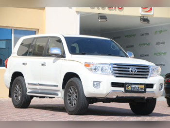 Toyota  Land Cruiser  VXR  2015  Automatic  328,000 Km  8 Cylinder  Four Wheel Drive (4WD)  SUV  White