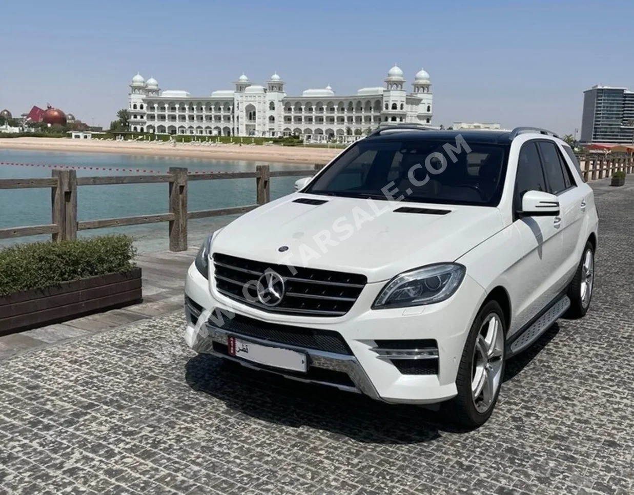 مرسيدس - بنز ام ال 500 AMG 2013 اوتوماتيك 125,000 كم 8 سلندر دفع رباعي اس يو في ابيض رملي