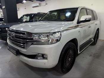 Toyota  Land Cruiser  VXR  2016  Automatic  300,000 Km  8 Cylinder  Four Wheel Drive (4WD)  SUV  White