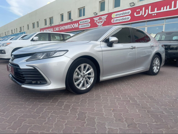 تويوتا  كامري  جي ال اي  2023  اوتوماتيك  94,000 كم  4 سلندر  سحب امامي  سيدان  فضي