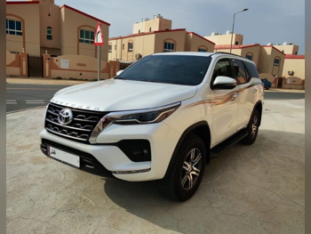 تويوتا  فورشنر  2023  اوتوماتيك  22,000 كم  6 سلندر  دفع رباعي  اس يو في  أبيض  تحت الضمان