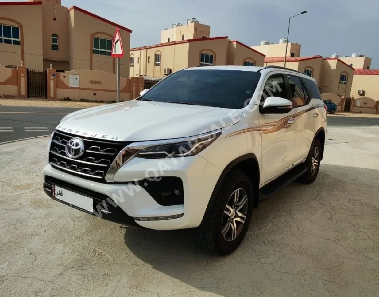 تويوتا فورشنر 2023 اوتوماتيك 22,000 كم 6 سلندر دفع رباعي اس يو في أبيض تحت الضمان