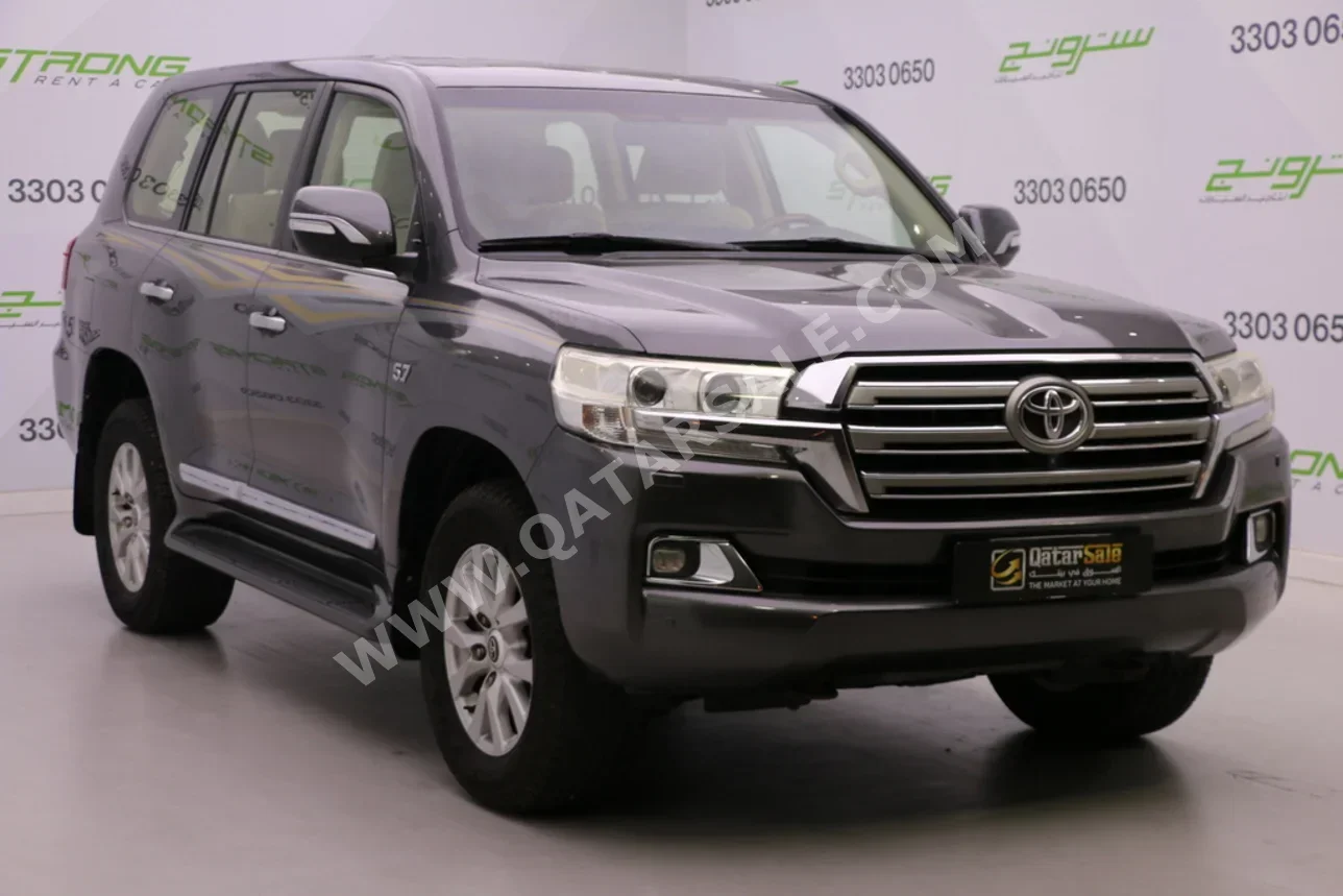 تويوتا  لاند كروزر  في اكس ار  2016  اوتوماتيك  320,000 كم  8 سلندر  دفع رباعي  اس يو في  رمادي