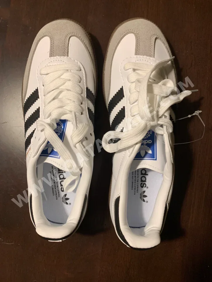 أحذية أديداس  جلد صناعي  أبيض مقاس 38  نسائي