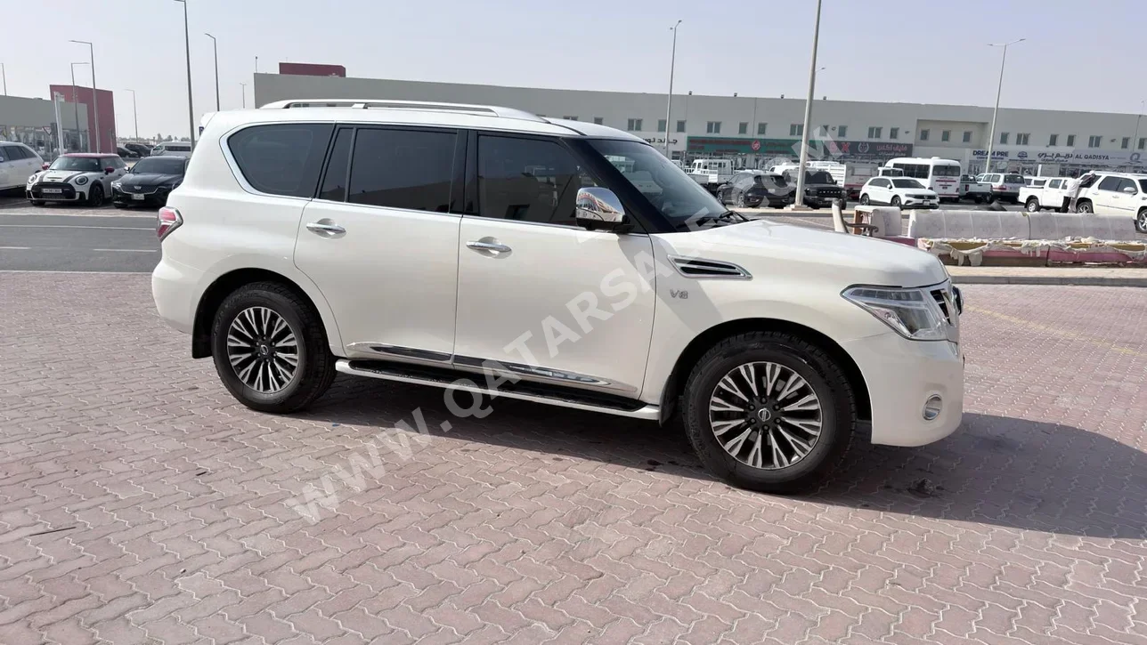 نيسان  باترول  بلاتنيوم  2016  اوتوماتيك  238,000 كم  8 سلندر  دفع رباعي  اس يو في  أبيض