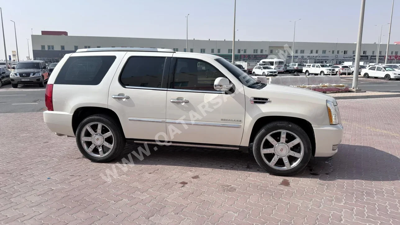 كاديلاك  اسكيليد  2014  اوتوماتيك  100,000 كم  8 سلندر  دفع رباعي  اس يو في  أبيض