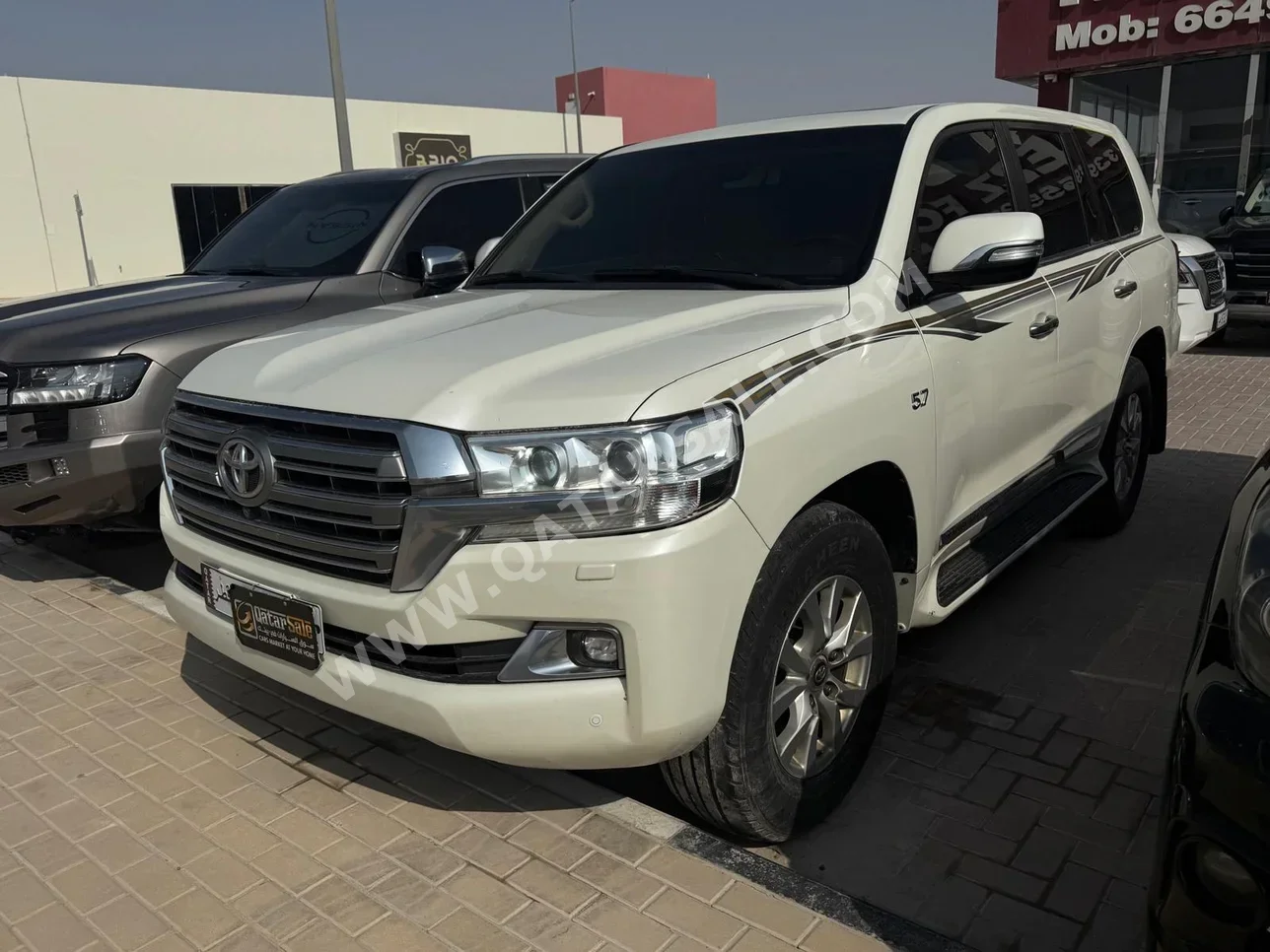 Toyota Land Cruiser VXR 2017 Automatic 300,000 Km 8 Cylinder Four Wheel Drive (4WD) SUV White