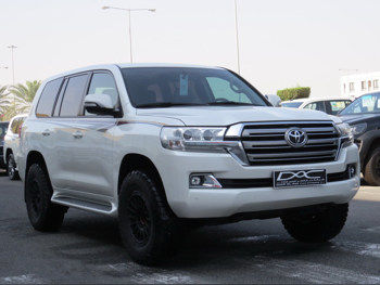 تويوتا  لاند كروزر  جي اكس ار  2018  اوتوماتيك  290,000 كم  6 سلندر  دفع رباعي  اس يو في  أبيض