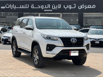 تويوتا  فورشنر  2021  اوتوماتيك  83,000 كم  4 سلندر  دفع رباعي  اس يو في  أبيض