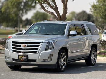 كاديلاك  اسكيليد  2016  اوتوماتيك  190,000 كم  8 سلندر  دفع رباعي  اس يو في  فضي