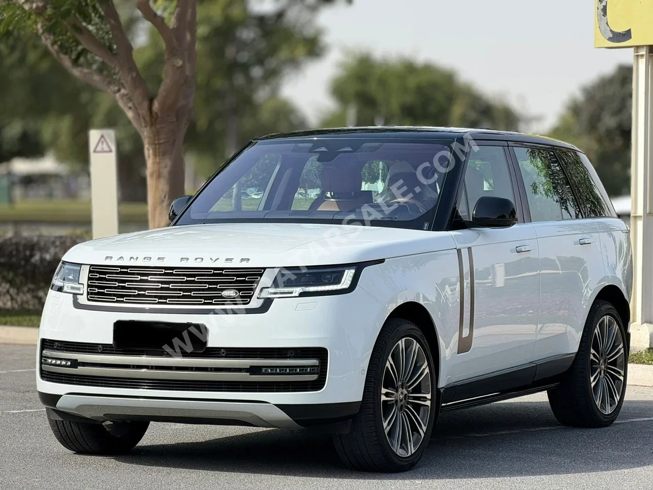 لاند روفر  رنج روفر  فوج اتش اس اي  2023  اوتوماتيك  18,000 كم  8 سلندر  دفع رباعي  اس يو في  أبيض  تحت الضمان